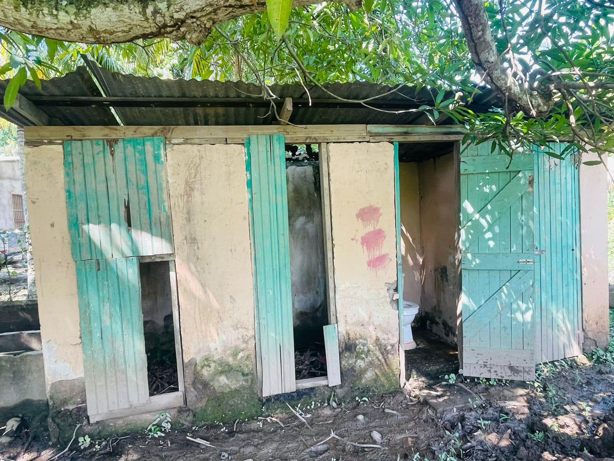 BancadaLibre's tweet photo. Gracias al apoyo del diputado #FelipePonce, un grupo de jóvenes comprometidos del municipio de Olanchito, Yoro, ha iniciado la reconstrucción del módulo de sanitarios de la escuela de la comunidad La Envidia. Esta obra representa un esfuerzo conjunto para mejorar las condiciones educativas y de salubridad en la escuela, beneficiando a sus estudiantes y docentes.