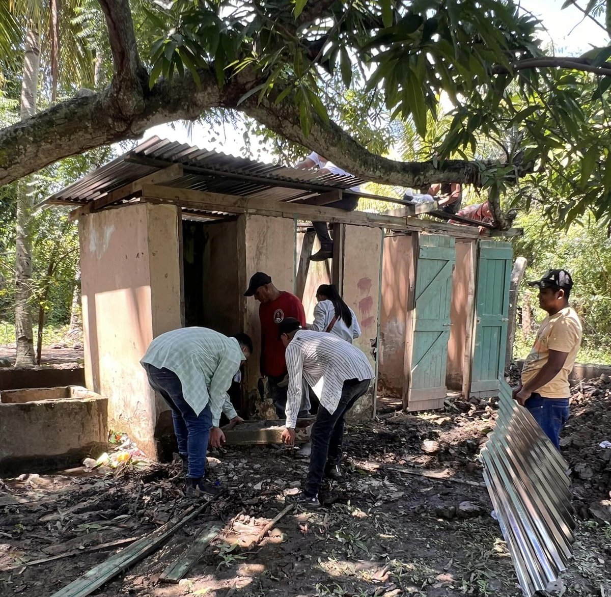 BancadaLibre's tweet photo. Gracias al apoyo del diputado #FelipePonce, un grupo de jóvenes comprometidos del municipio de Olanchito, Yoro, ha iniciado la reconstrucción del módulo de sanitarios de la escuela de la comunidad La Envidia. Esta obra representa un esfuerzo conjunto para mejorar las condiciones educativas y de salubridad en la escuela, beneficiando a sus estudiantes y docentes.