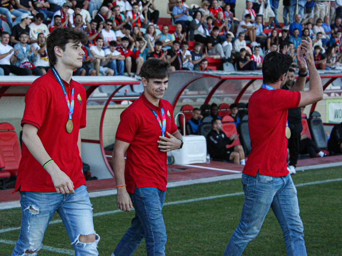 𝐅𝐞𝐥𝐢𝐜𝐢𝐭𝐚𝐭𝐬, 𝐧𝐨𝐢𝐬! 🐦‍🔥🏆

🥇 Aquest dissabte, els nostres jugadors Martí Casas, Carles Casas i Martí Pallejà han efectuat el servei d’honor al partit del <a href="/ReusFCR/">Reus FC Reddis</a> a l’Estadi Municipal en motiu dels seus triomfs al Mundial de Novara.
