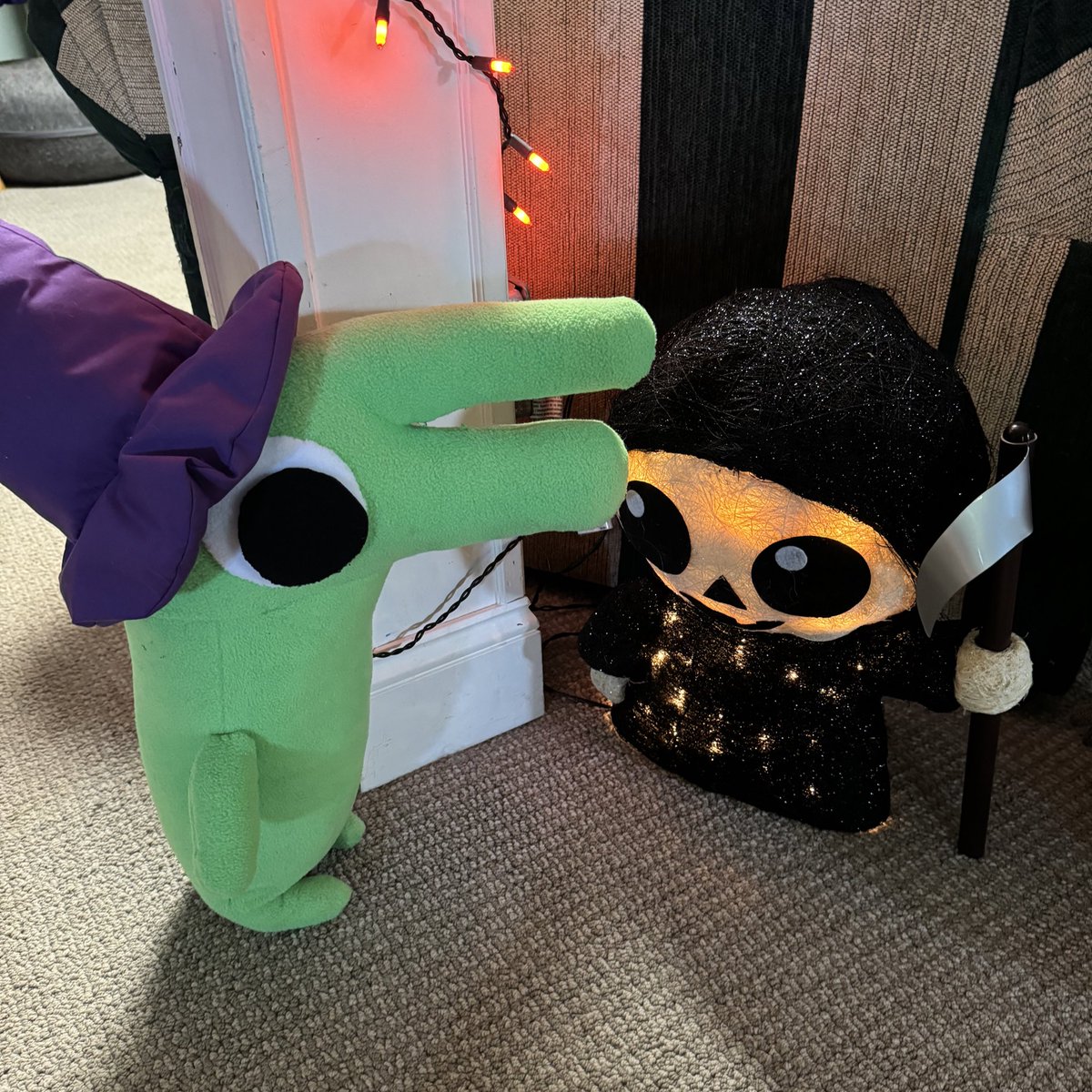 basicallyedd's tweet photo. glep likes halloween https://t.co/Dd56mUp7lf