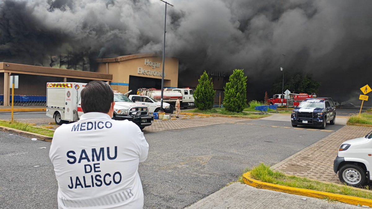 SAMUJalisco's tweet photo. ...en tienda comercial de Av. Guadalupe.
Al momento se atiende a un compañero Bombero de Zapopan que sufrió quemaduras y a un empleado del establecimiento con quemaduras en antebrazo, ambos en (UR) Urgencia Relativa. Precaucion en la zona. 2/2
#samucontigo 🚑 https://t.co/AzNmieTUxG