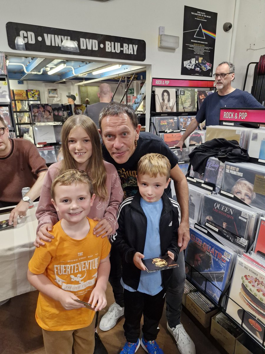 ARJFCThunder's tweet photo. @shedseven apologies they all stared at you as you came in for dinner earlier! Top, top band. Liquid Gold Ocean Pie is another level. https://t.co/maTec24pnM