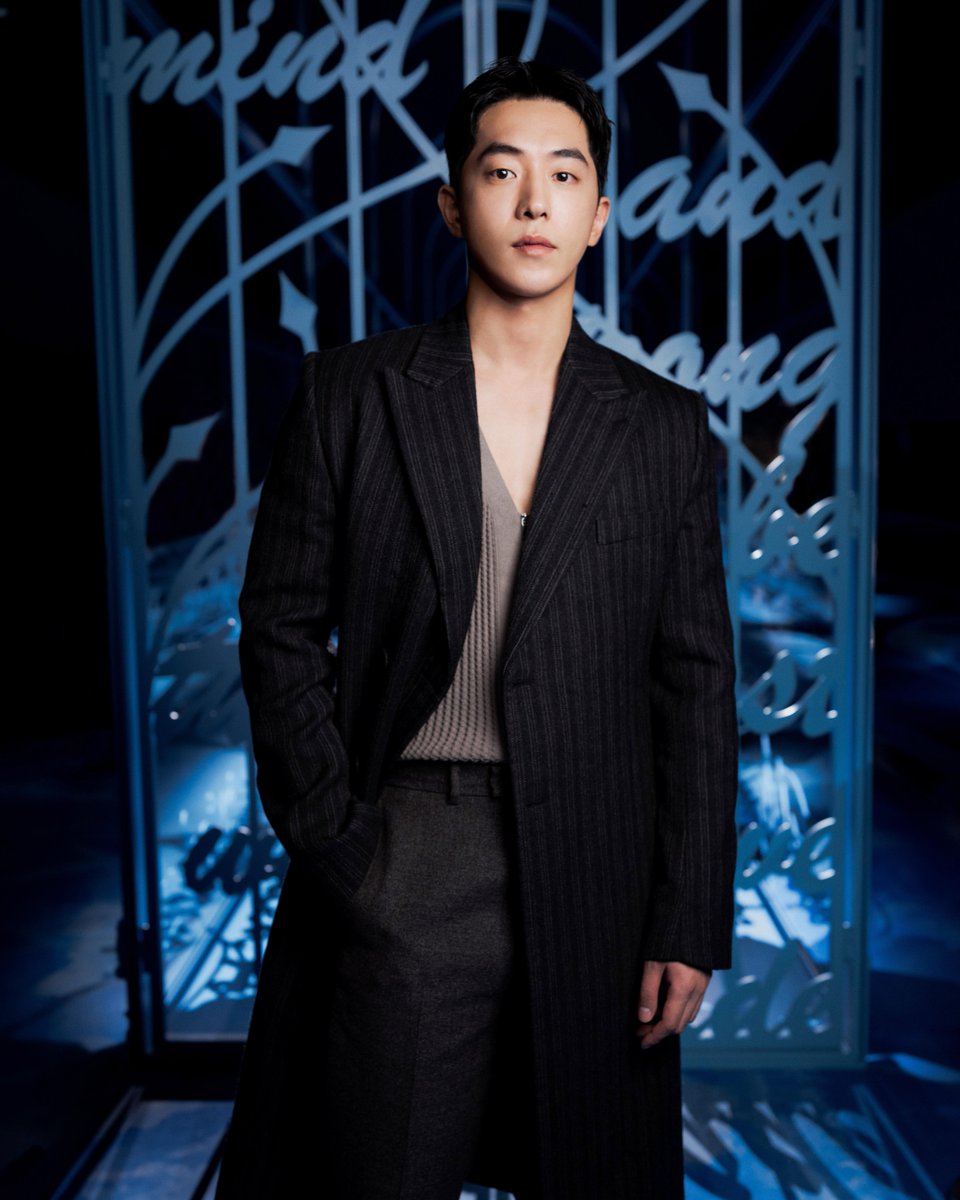 Dior's tweet photo. Cool and collected.
House Friend Nam Joo-Hyuk was the picture of nonchalant elegance as he posed for the cameras before the #DiorSS25 by Maria Grazia Chiuri show https://t.co/SBMD0J2IKE in Paris. https://t.co/FnNk1iOEmU