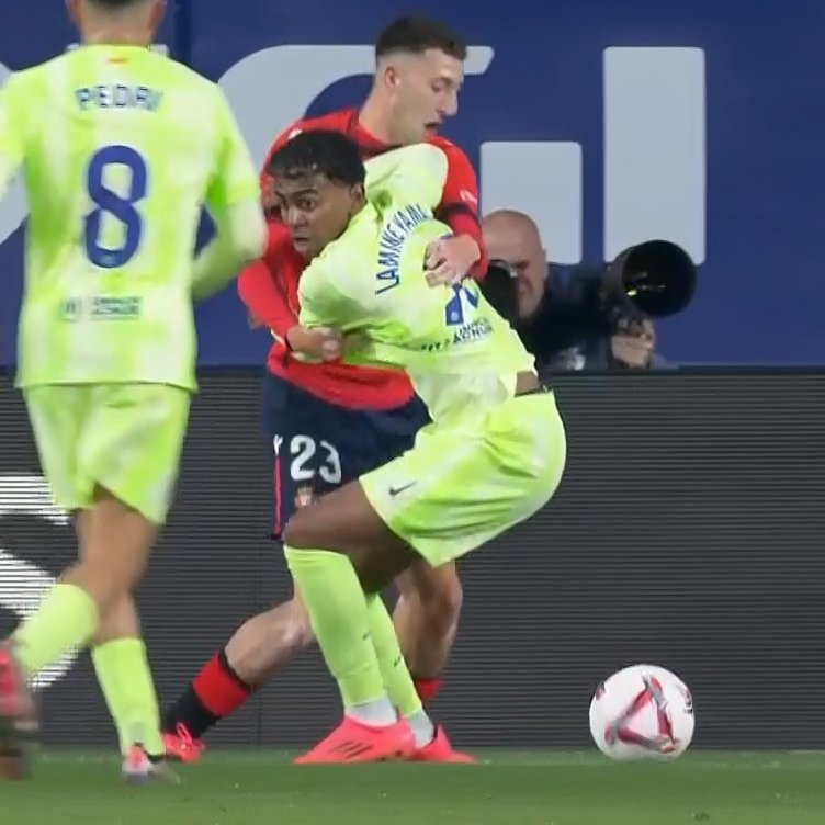 Zona_Blaugrana's tweet photo. 🗣️Comité Técnico de Árbitros: "Esta temporada los agarrones dentro del área se van a pitar penalti"

Agarrón a Lamine dentro del área, Sigan! 👇 https://t.co/xZUHx6pKEd