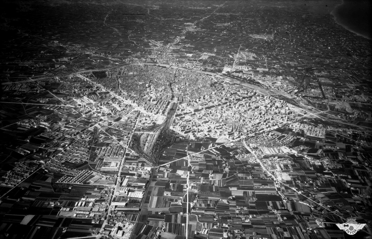 Vista cenital de #Valencia desde En Corts (Archivo Histórico del Ejército del Aire). Visitable en Expo: Valencia: ciudad y huerta. (isufhvalencia2024.upv.es) dentro del #Congreso #isufh #Valencia 2024. <a href="/UPV/">Universitat Politècnica de València</a> <a href="/etsaUPV/">ETSA-UPV</a> <a href="/culturaupv/">Cultura UPV</a> <a href="/GVABValenciana/">GVA Bib Valenciana</a> <a href="/viviendagob/">Ministerio de Vivienda y Agenda Urbana</a> @consellhorta #BVD