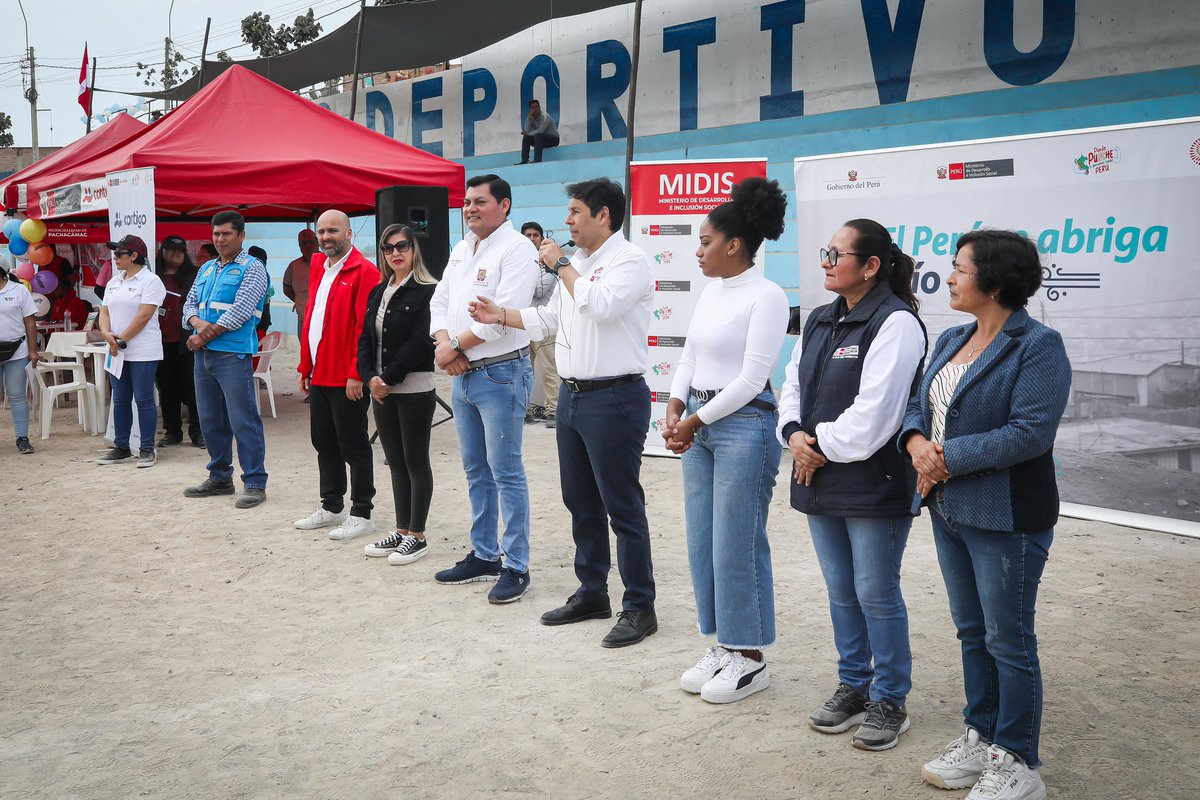 MidisPeru's tweet photo. #Pachacámac | El ministro Julio Demartini llega a Manchay con una de las intervenciones más esperadas en las zonas de bajas temperaturas de Lima, "Frío Cero", a través de la cual no solo se llevó ayuda con frazadas y ropa de abrigo, sino también esperanza para cientos de familias vulnerables que no acceden fácilmente a los servicios del Estado.