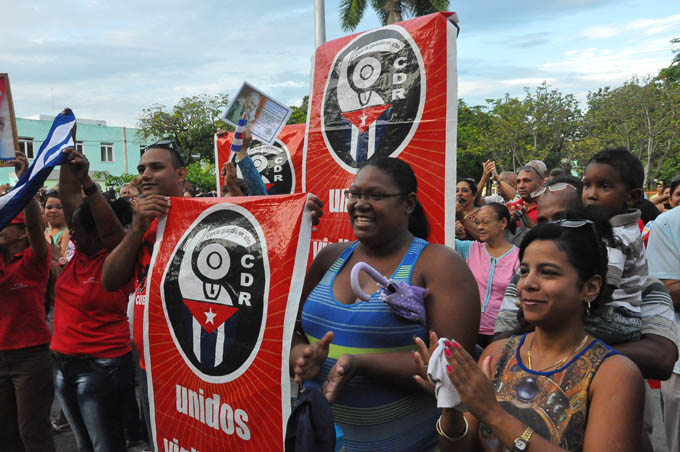 PartidoPCC's tweet photo. Cuba es su barrio y su olor
Sus vecinos sus pioneros
El paso de los obreros,
La edad de darnos amor.
Los barrios tienen labor
De construir lo feliz
Juntos somos la raíz
De septiembre,que a su edad
Sigue siendo identidad
Tradición, barrio y País.

Ver más:

https://t.co/FlJyisQMui https://t.co/bGl94grO9Z