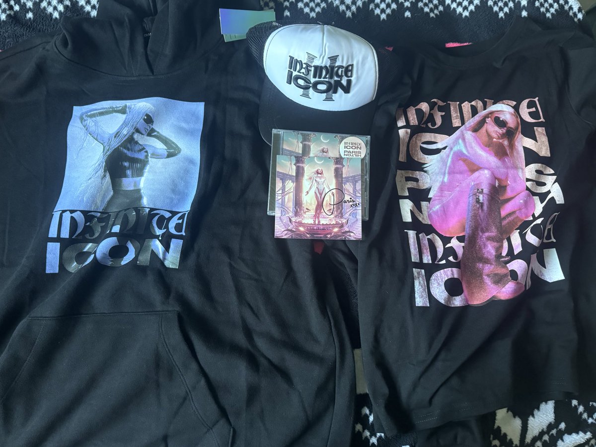 ItsEmilieMariex's tweet image. My #InfiniteIcon merch is here!!! I love it so much @ParisHilton 💖💖💖
