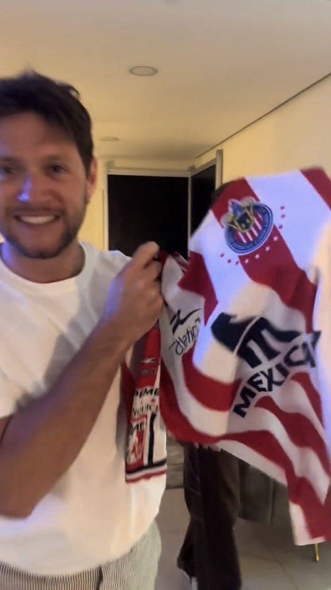 loueoiioii's tweet photo. niall con una camisa de las chivas en que sueño estoy viviendo https://t.co/EPAJ3LrglO