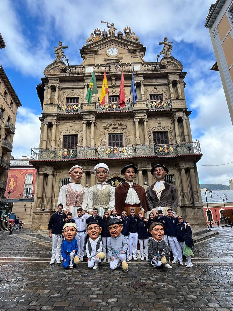 comparsabaranai's tweet photo. Hoy hemos disfrutado por las calles de Iruña colaborando con @LosdeBronce en su Día Solidario.

Lo recaudado irá destinado a @DownNavarra.

Buen ambiente!!🔵⚪️ https://t.co/2FM8Klyiyo