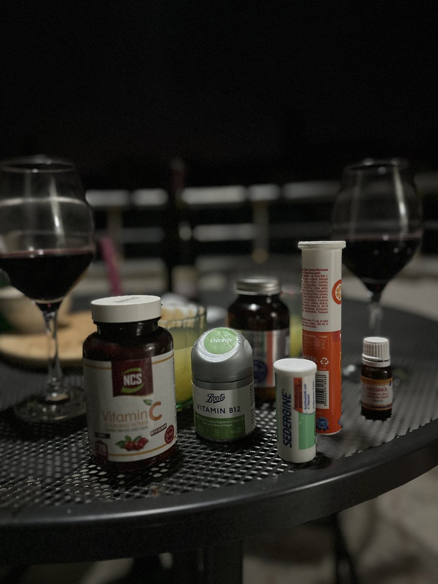 Size 40+ yaş 20 yıllık arkadaş buluşmalarını anlatıyorum. 3 şişe şarap içip günün sonunda sende hangi ilaçlar var diyip, aaaa sende C vitamini yok mu? Peki içilebilen Omega? B 12? D var mı? diye uzayan giden ve vitamin tartışmalarına dönen bir gece… <a href="/sahinlerinderya/">derya</a>