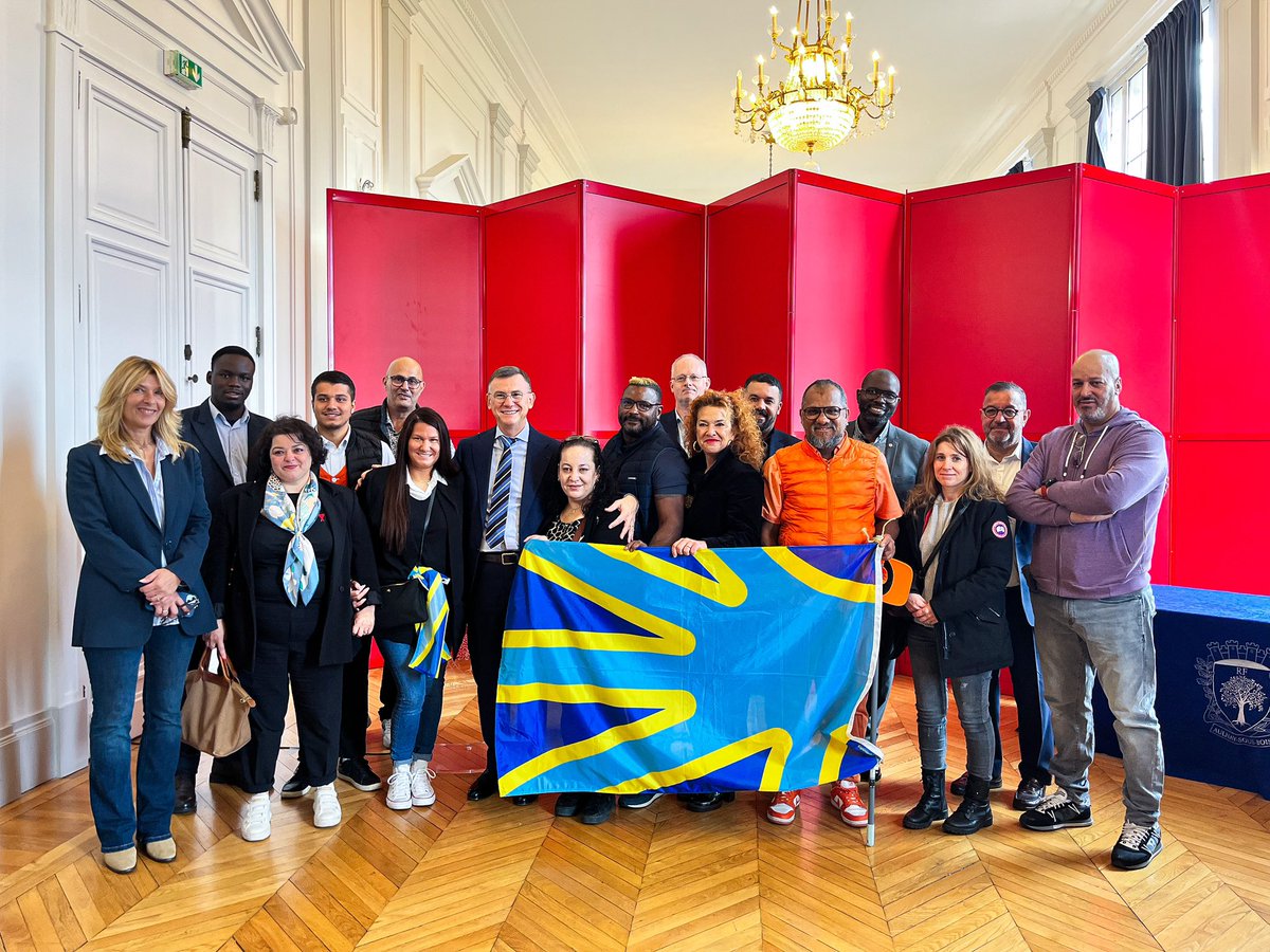 brunobeschizza's tweet photo. Pour la première fois, la Ville d’Aulnay-sous-Bois participe à la Journée Mondiale des Sourds avec une cérémonie en présence de l’association AISSEA, à l’Hôtel de Ville !

À Aulnay, nous sommes engagés avec la mise en place d’une plateforme sur le site internet de la ville, afin de rendre accessible aux personnes sourdes et malentendantes des services comme l’accueil ou la police municipale. 

Notre engagement ne s’arrête pas là puisque nous comptons dans nos services 4 agents qui sont en situation de surdité. En 2023, un groupe de travail a permis de mettre en place des initiatives pour permettre à ses agents de travail dans de bonnes conditions. 

Bien évidemment, tout n’est pas parfait, il reste beaucoup à faire ! De nombreux projets sont actuellement en cours pour continuer sur cette voie, et verront le jour pour plus d’inclusion et de visibilité des personnes atteintes de surdité, et plus largement d’un handicap. 

Bravo aux agents, à l’ACSA et à l’association AISSEA pour leur engagement. 

La Région Ile-de-France agit également en proposant des cours de langue des signes française gratuitement avec l’application QIOZ : https://t.co/nAjPoH8nhP