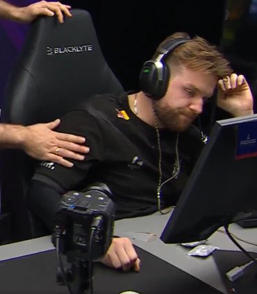 PimpWinneche's tweet photo. Went from highlight of the year to a broken desk and a bleeding hand!!! 

I love watching NiKo play Counter Strike.