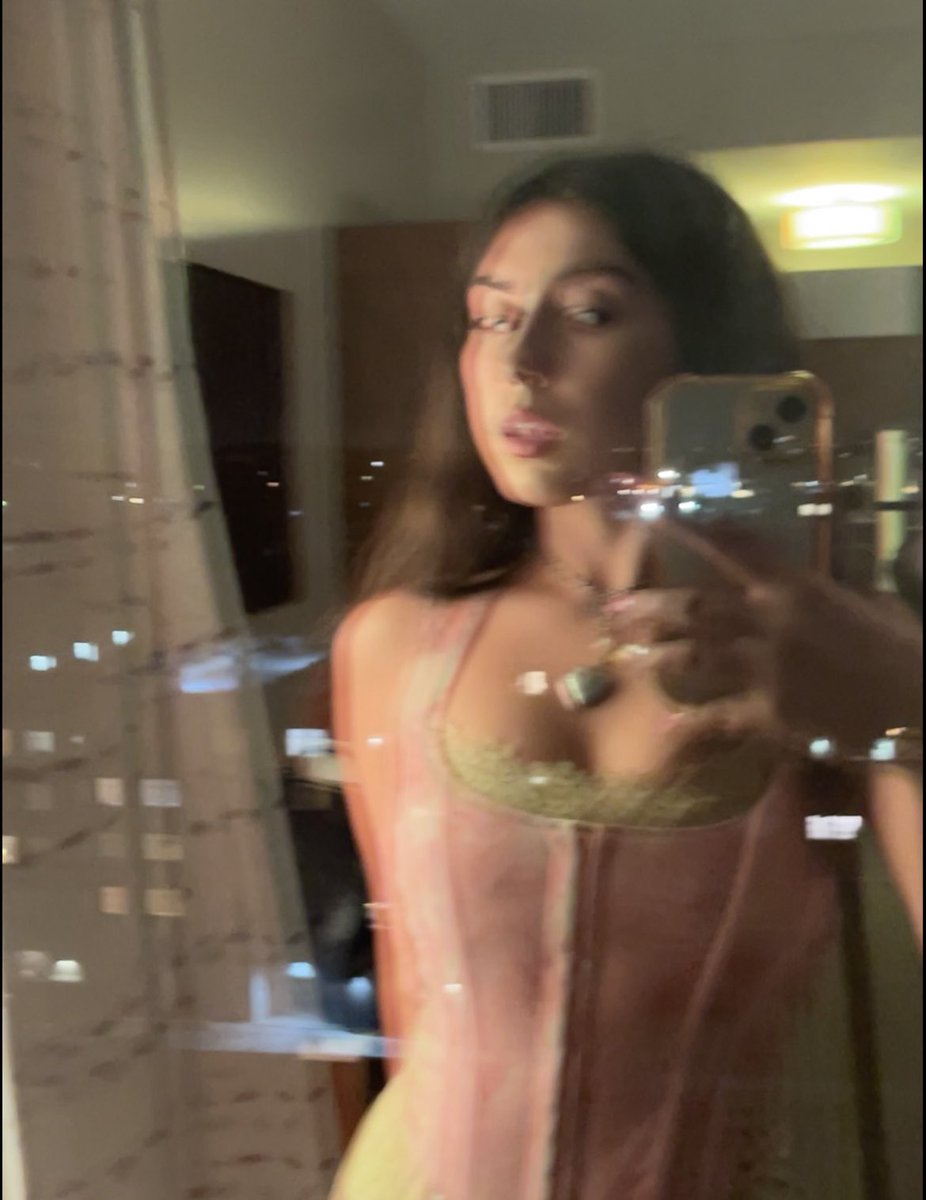 ZoieeeGarcia's tweet photo. stayed at the hotel motel holiday inn https://t.co/m8ece6TqFk