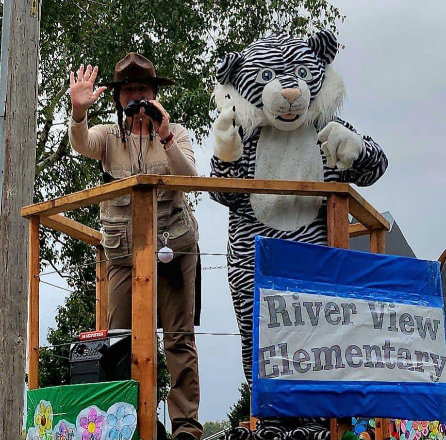KMGregoire's tweet photo. Had a great time at the Plainfield Homecoming parade. So grateful for all the efforts and participation our group put forth for this year’s float. We saw some really awesome float and school spirit. Proud to be a Tiger and a PSD202 school!!! #d202schools https://t.co/TAQduTR2P3
