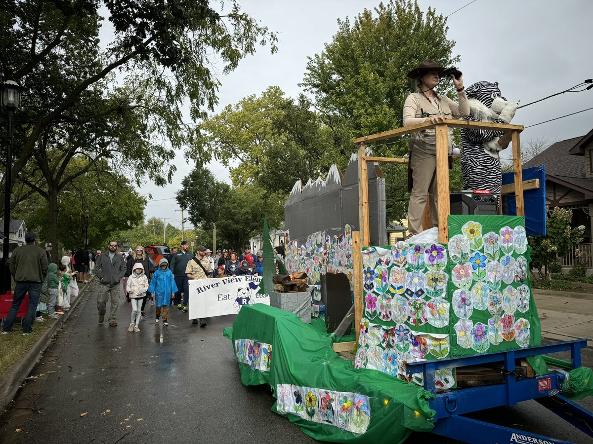 KMGregoire's tweet photo. Had a great time at the Plainfield Homecoming parade. So grateful for all the efforts and participation our group put forth for this year’s float. We saw some really awesome float and school spirit. Proud to be a Tiger and a PSD202 school!!! #d202schools https://t.co/TAQduTR2P3