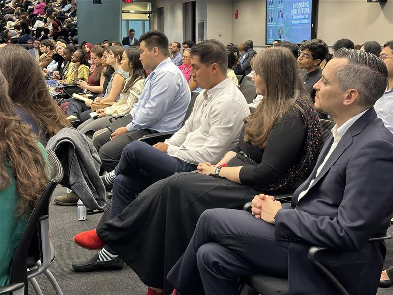 WBG_Education's tweet photo. Missed our @WorldBankLive event on the role of education in climate action? 

Watch the replay now to hear from experts on how education can empower youth for climate mitigation and adaptation: https://t.co/g6rx1YOTZG #InvestinPeople #LivablePlanet https://t.co/iBGkq9YJMm