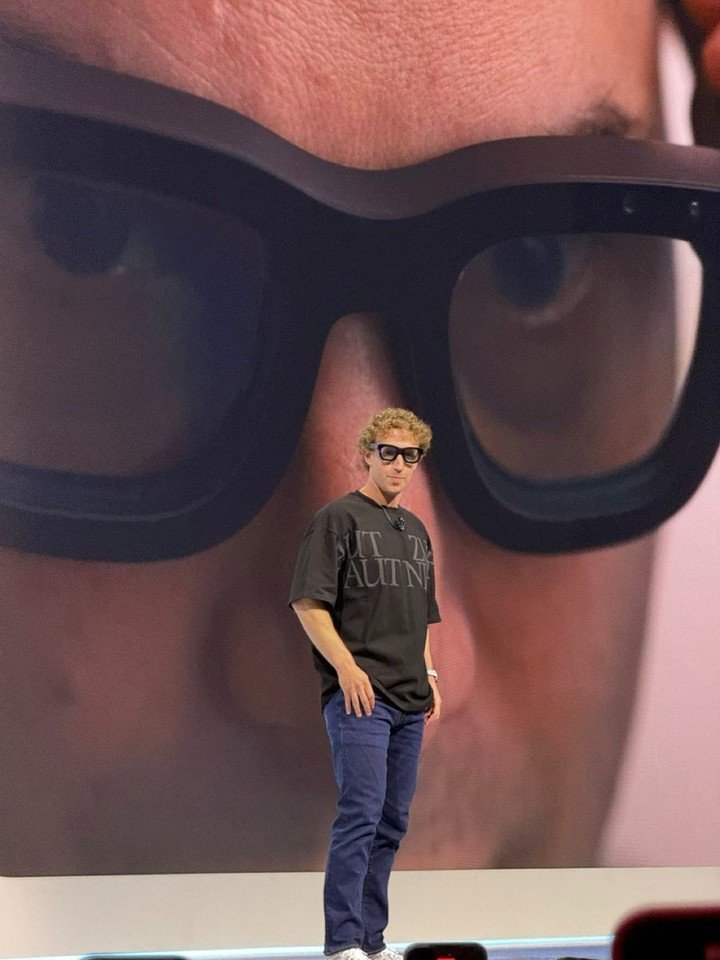 Forget Traditional Textbooks

7 Educational Tools That Feel Like Cheating 💡

1: Khan Academy:

Offers free lessons on a variety of subjects.

2: Duolingo:

Makes learning new languages fun and easy.

3: Quizlet:

Helps you study with flashcards and games.

4: Coursera:

Provides