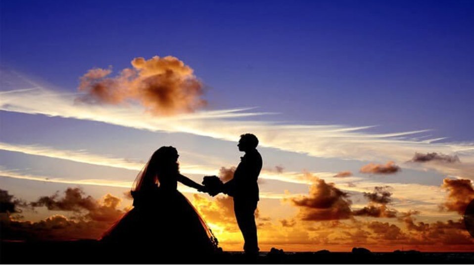 تفسير حلم البنت برؤيا خطيبها في المنام 
هذا الحلم يدل على على كثرة تفكيرها به 
وكثرة تعلقها وان كأن خطيب سابق 
هذا يدل على علاقة جديدة به ...
اي شخص معه حلم يستطيع التواصل معي