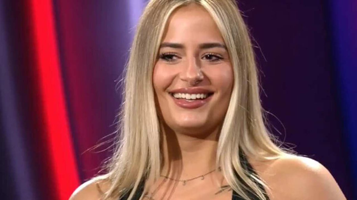 viralenspain's tweet photo. 👁‍🗨Violeta: “Laura en directo parece súper cariñosa y un ser de luz y luego en la convivencia es asquerosa tío”

Y tú... ¿De quién eres?

❤️ Team Violeta 
🔄 Team Laura 

 #GH28S
