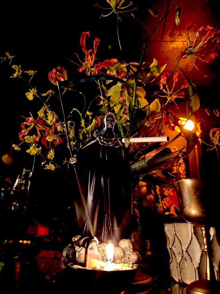 サンタムエルテよ、我が共の傍らに立ち彼らの助けとなって下さい

暗い場所で迷う彼らの為にどうかこの蝋燭の火を届けて下さい

あなたの前に跪き祈る私の願いをどうか聞いて欲しい

私の友の為にあなたの力を示して下さい

私は両手にある物の全てをあなたに差し出し救いを望みます

'āmēn