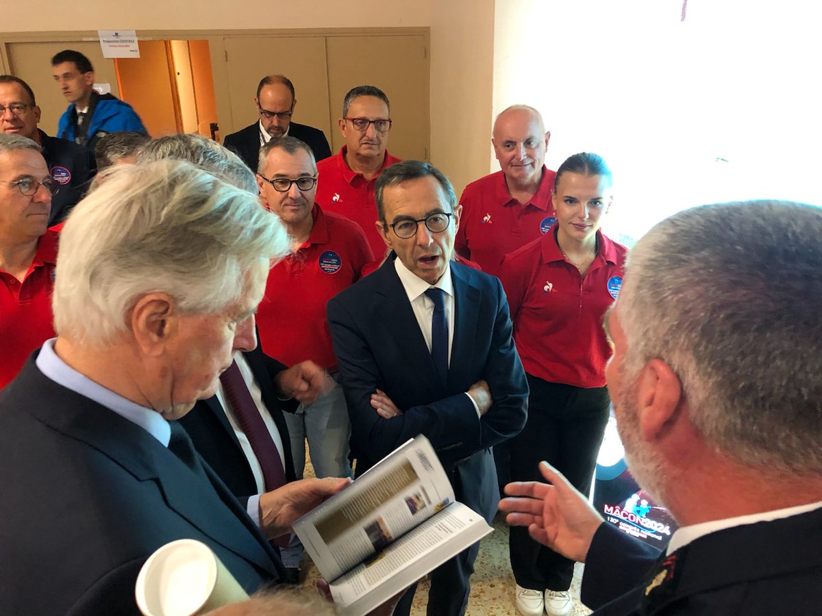 Diry12508149's tweet image. Belle fierté pour l'auteur de voir le livre "Saône-et-Loire terre de jsp" offert au 1er ministre lors du 130ème congrès de la FNSPF
#mnspf #fnspf #pompier71