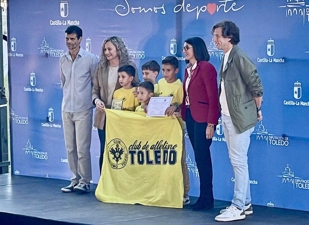 AtletismoToledo's tweet photo. Cinco equipos de campo a través de sub-10 a sub-18 del @AtletismoToledo han sido premiados en la Gala de campeones provinciales 2023-24, que se está celebrando esta tarde en el estadio Salto del Caballo de Toledo. ¡GRACIAS! @deportesclm @DipuToledo @ToledoAyto @ClmFa 💛💛💛 https://t.co/pacj0qfNHk