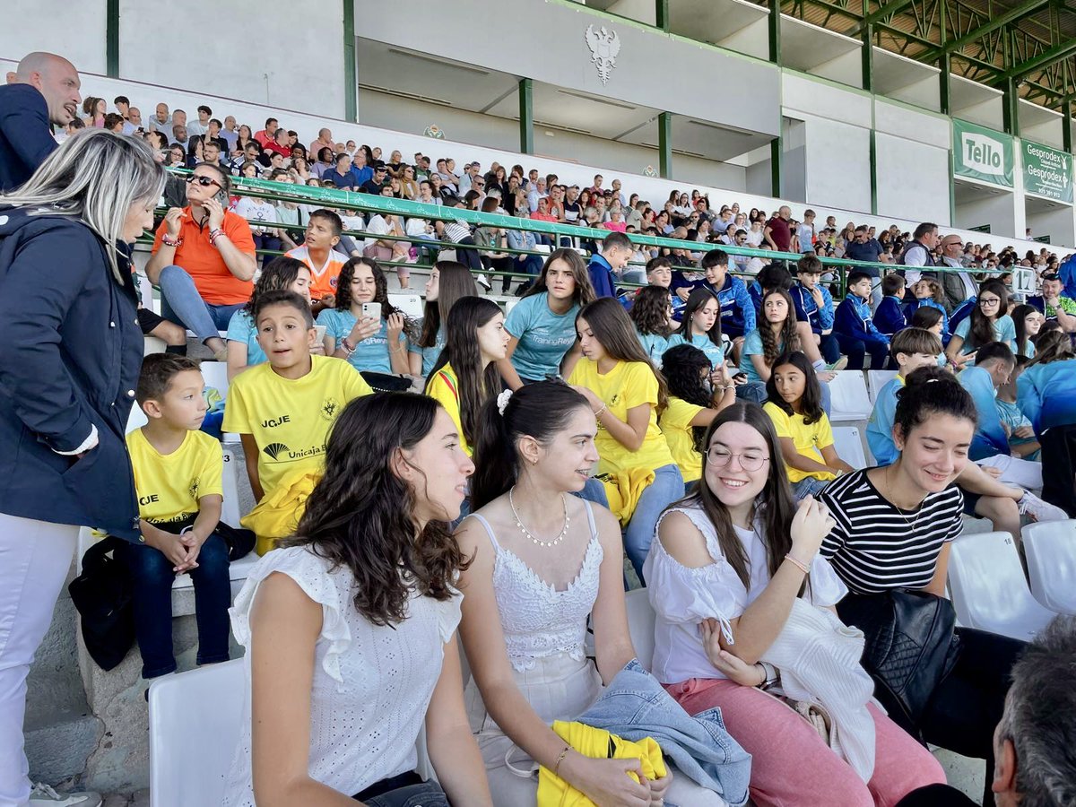AtletismoToledo's tweet photo. Cinco equipos de campo a través de sub-10 a sub-18 del @AtletismoToledo han sido premiados en la Gala de campeones provinciales 2023-24, que se está celebrando esta tarde en el estadio Salto del Caballo de Toledo. ¡GRACIAS! @deportesclm @DipuToledo @ToledoAyto @ClmFa 💛💛💛 https://t.co/pacj0qfNHk