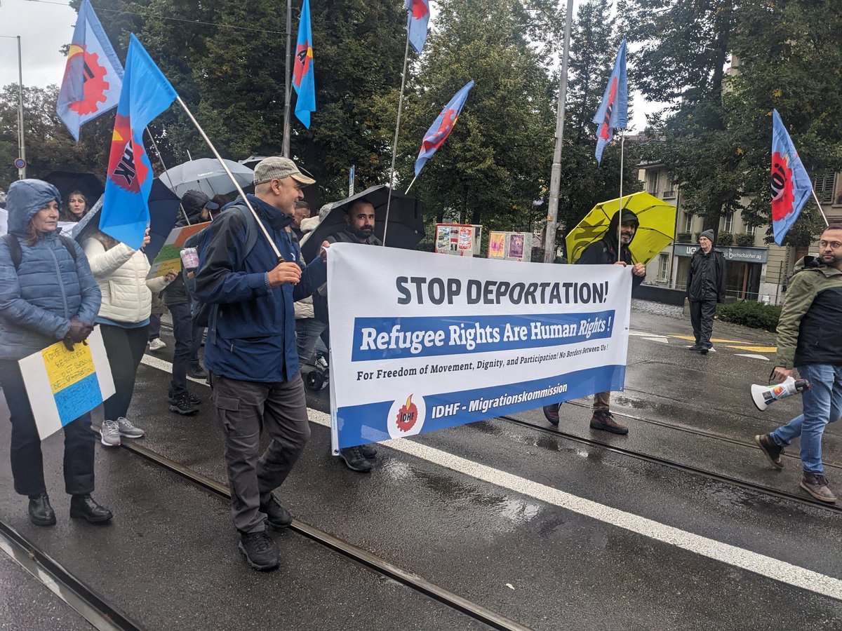 La manifestation prend fin avec l'incroyable concert de <a href="/BurniAman/">Burni</a>! Nous étions des milliers aujourd'hui a Berne de toute la 🇨🇭 pour exprimer notre colère face à la politique migratoire inhumaine et pour manifester pour une société ouverte! La lutte continue, merci à toux•tes!
