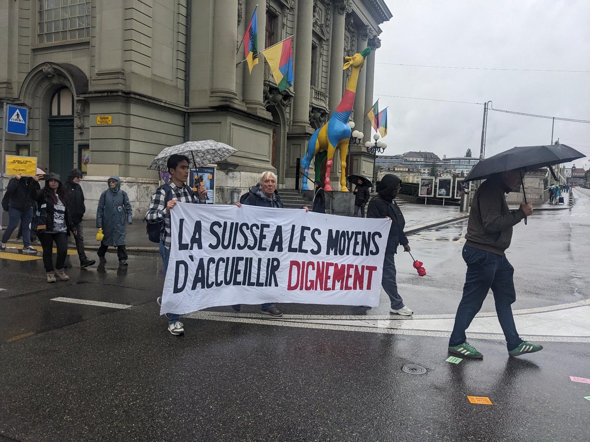 Die Demo endet mit dem unglaublichen Konzert von <a href="/BurniAman/">Burni</a>! Wir waren heute Tausende von Menschen aus ganz 🇨🇭 in Bern, um unsere Wut über die unmenschliche Migrationspolitik auszudrücken und für eine offene Gesellschaft zu demonstrieren! Der Kampf geht weiter, danke an alle!