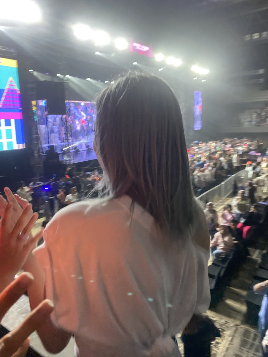 OizXRose's tweet photo. DEMI ALLAH KAGET SYOK AING , PAS ENCORE TIBA2 MINJI JINNY DI ROW KURSI GW DAN NYAMPER DEPAN MUKA GUA

#SECRET_NUMBER https://t.co/RmbWTs6XQZ