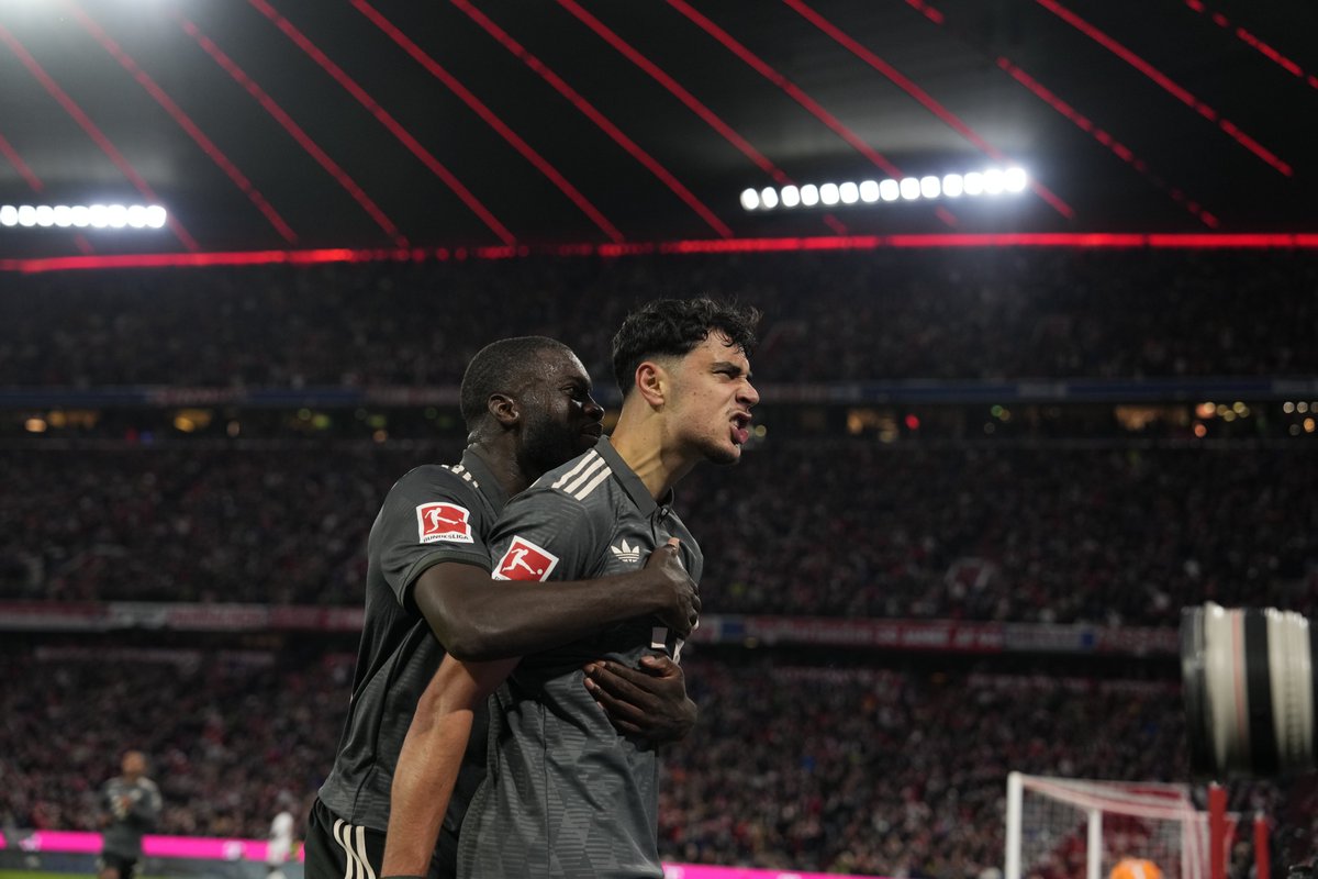 FCBayern's tweet photo. Spinnt da Beppi!

Da Aleks nimmt se an Boi owe und hautn dann aus da Luft direkt eine in Winkel!

Brutal schee, brutal wichtig!

#MiaSanMia #FCBB04 https://t.co/q4oUVUl52K