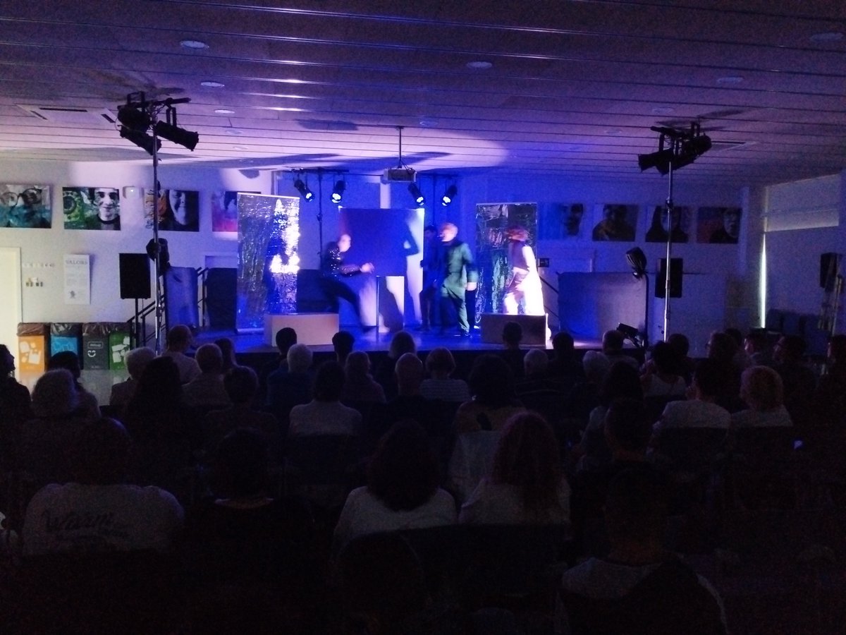 Sala gairebé plena a @congresindians per veure (i participar) en les "Eleccions" de <a href="/frecafrec/">FREC A FREC</a>