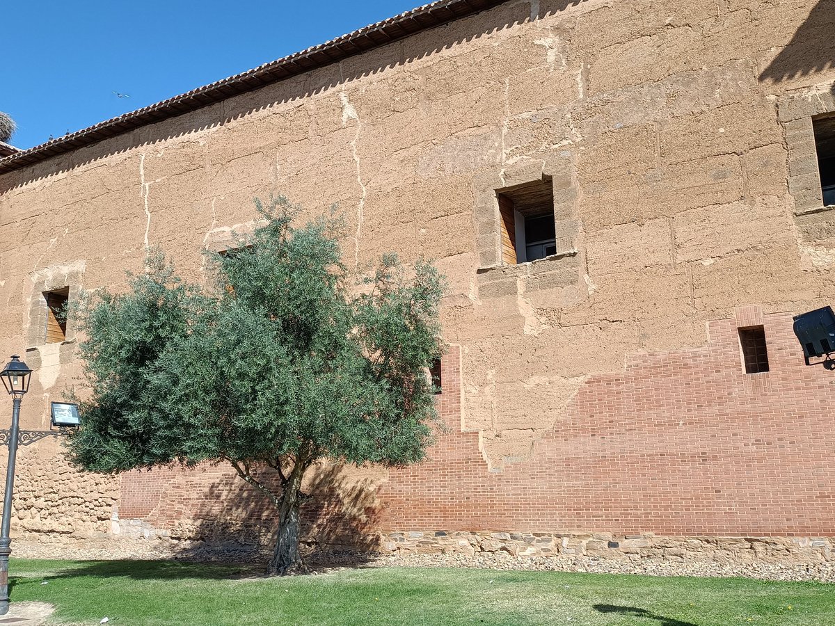 oscarranlo's tweet image. El Palacio de los Guzmanes, en Toral de los Guzmanes #León, de tapial, erigido en el s.XIII. En el s.XVI fue terminado por el líder comunero leonés Ramiro Núñez de Guzmán, quién consiguió que León se quisiera unir en rebeldía a la Santa Junta de Ávila en lealtad a Juan de Padilla