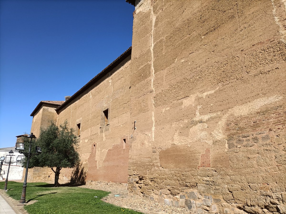 oscarranlo's tweet image. El Palacio de los Guzmanes, en Toral de los Guzmanes #León, de tapial, erigido en el s.XIII. En el s.XVI fue terminado por el líder comunero leonés Ramiro Núñez de Guzmán, quién consiguió que León se quisiera unir en rebeldía a la Santa Junta de Ávila en lealtad a Juan de Padilla
