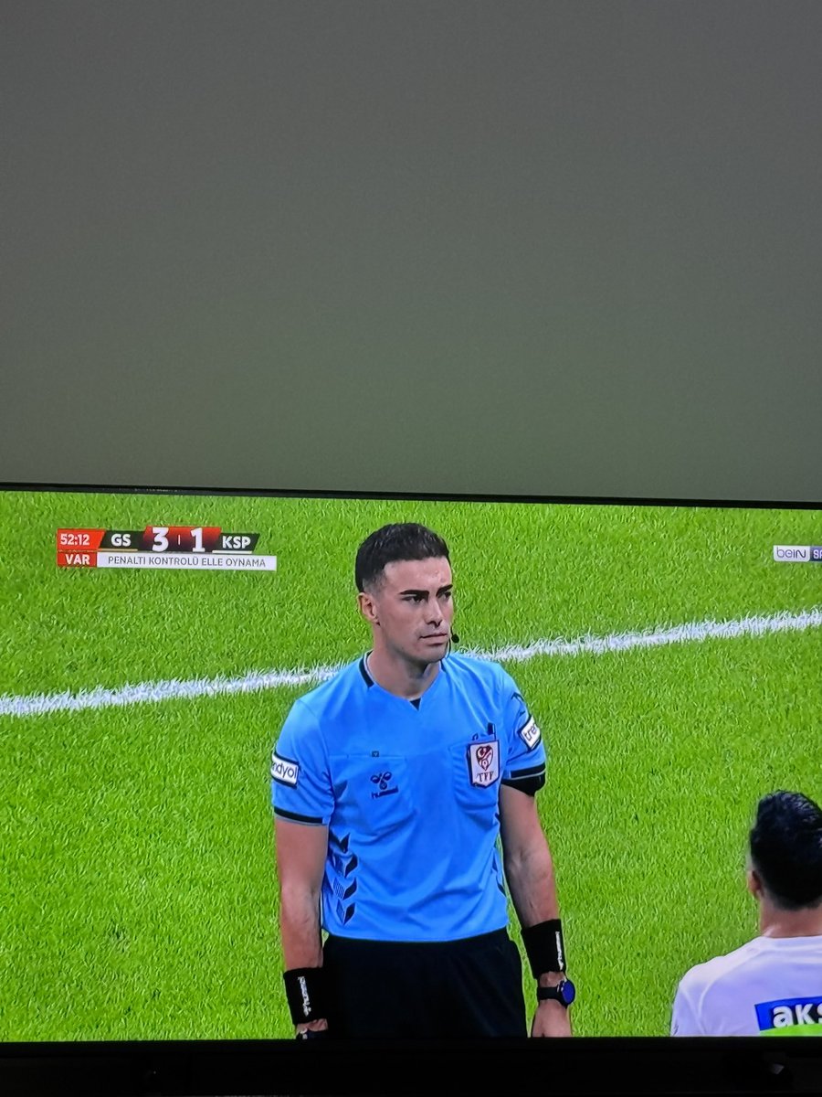 Fenerbahçe olsaydı 50 kez pozisyon tekrarı göstermişti. galatasaray olunca hakemi izliyoruz algı yapmayın penaltıyı verin!!! #GSvKSP