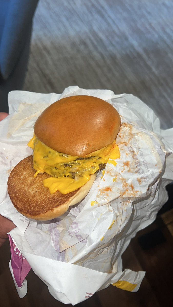 bradleyamphlet1's tweet photo. @McDonaldsUK teach the staff to volley the cheeseburger together do you https://t.co/Z8J5UgzET1