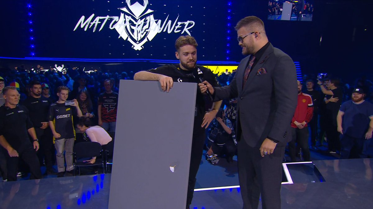 Nothing to see here, just @G2NiKo and the desk he smashed during the semi-finals 💀