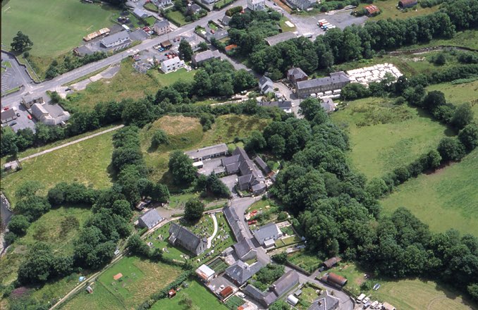 Cofio dysgu’r hanes hwn yn Ysgol Gynradd Pencader - adeiladwyd yr ysgol ar feili’r castell tomen Normanaidd a adeiladodd Gilbert de Clare yn 1145. Cipiwyd y castell gan Cadell, Maredudd a Rhys ap Gruffudd y flwyddyn wedyn. Dyma gredir yw Castell Mabudryd ym Mrut y Tywosogion.