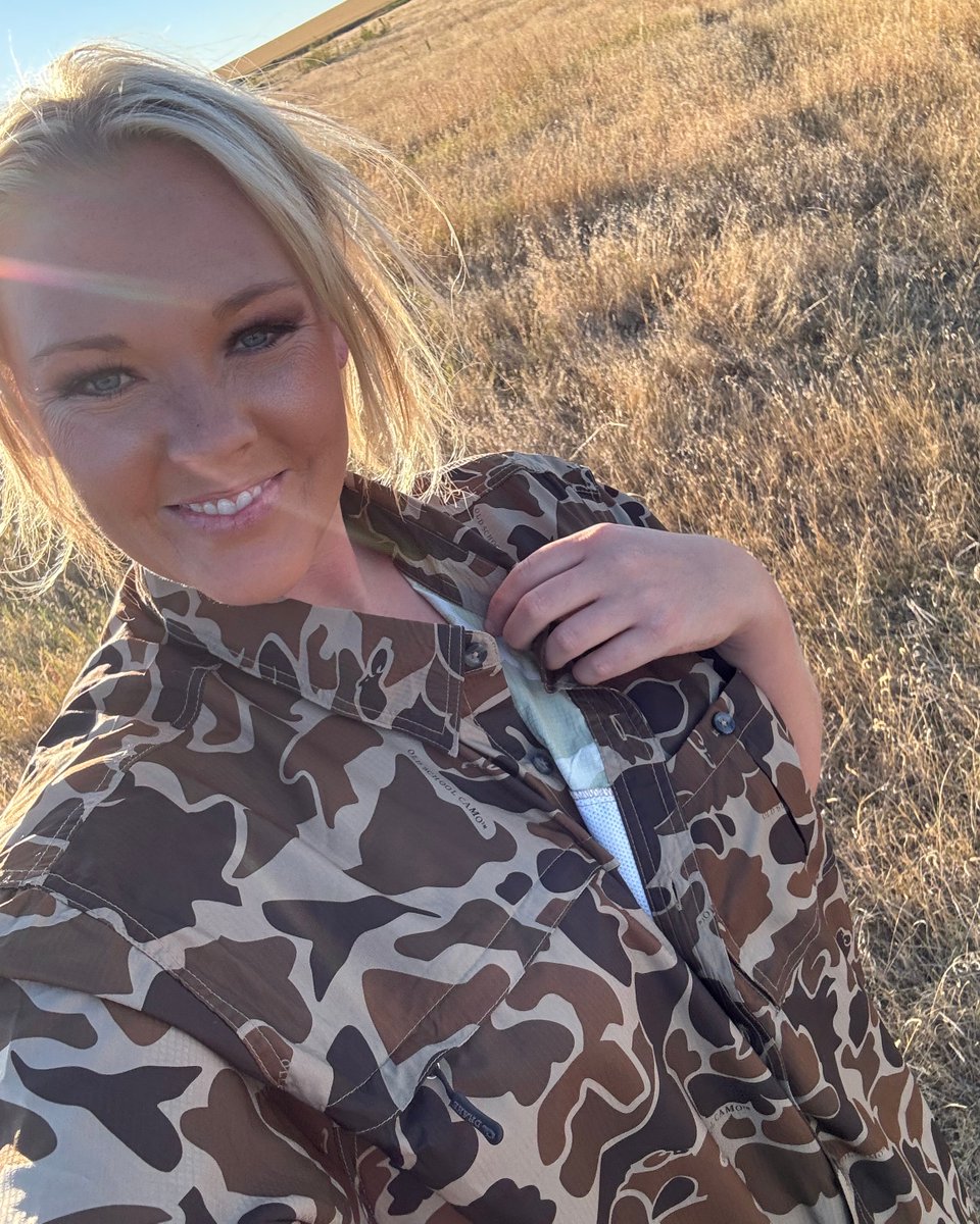 FemaleRancher's tweet photo. Behind the scenes of my newest photoshoot! Go check it out at https://t.co/10OqYdz6wV 
#FYP #farmer #rancher #ranch #farm #cutie #pasture #farmfield #harvest https://t.co/Hw8OI7P6ZV