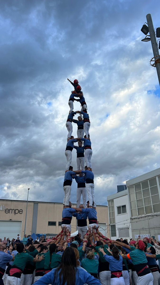 Marrecs's tweet photo. La 1 d'Octubre de Sant Julià de Ramis ja és plaça de 8!
@Marrecs: 4 pd4, 5d7, 3d8, 2d7, pd5, 4 pd4
@CCEsperxats: 2 pd4, 3d7, 4d7, 5d6, 2 pd4

Moltes gràcies per convidar-nos un any més, @sjramis! I gràcies fillols per l'ajut a les pinyes!

#castells #venimdelnord #ADNBlauTer https://t.co/x8DntQireF