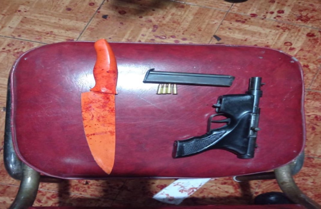 POLICÍA HEROE
Agente Santiago
Llegó a esta casa en <a href="/AzcapotzalcoMx/">Alcaldía Azcapotzalco</a> para defender a 2 mujeres q eran apuñaladas por un tipo.
Las protegió y enfrentó al tipo q lo agredió con cuchillo y pistola.
Le metió 2 balazos.
ASI LAS SALVÓ!.
Es agente d <a href="/SSC_CDMX/">SSC CDMX</a> Sector La Raza Zona Poniente