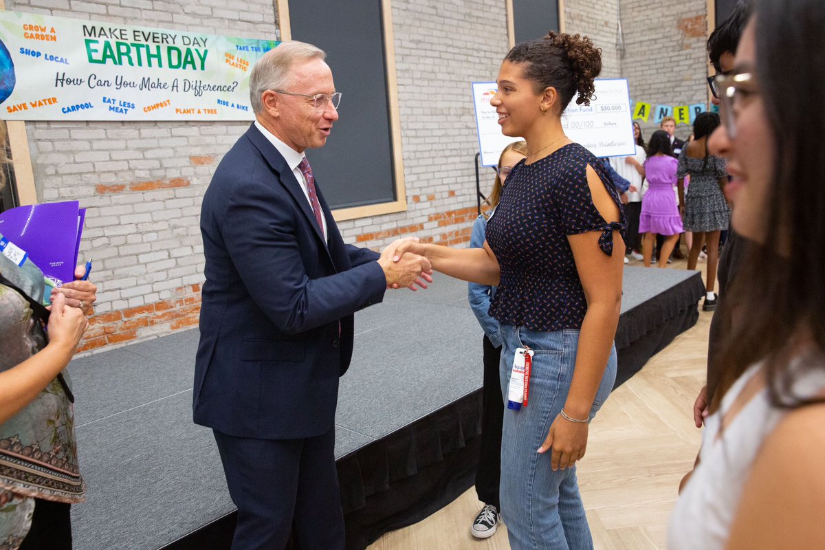 CityofMesaMayor's tweet photo. Earlier this week I celebrated with Mesa's next generation of leaders as we kicked off our Mesa Youth Climate Action Fund projects. 

Congrats to everyone who received a grant, I know your projects will have a noticeable impact on Mesa. Thank you to @BloombergDotOrg for their generous funding.
#MesaClimateAction