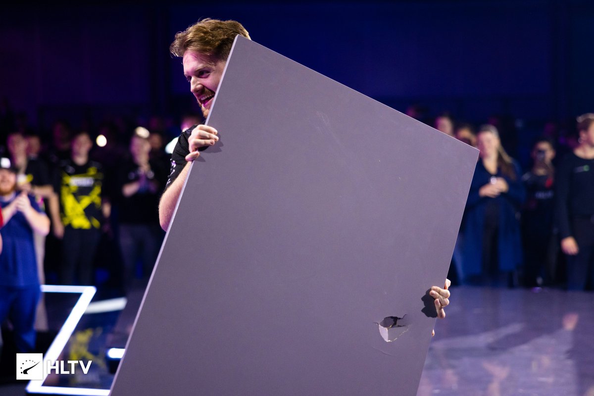 Counter-Strike's most iconic table 💥👊

📸 <a href="/theMAKKU/">Radosław Makuch</a> | #BLASTPremier