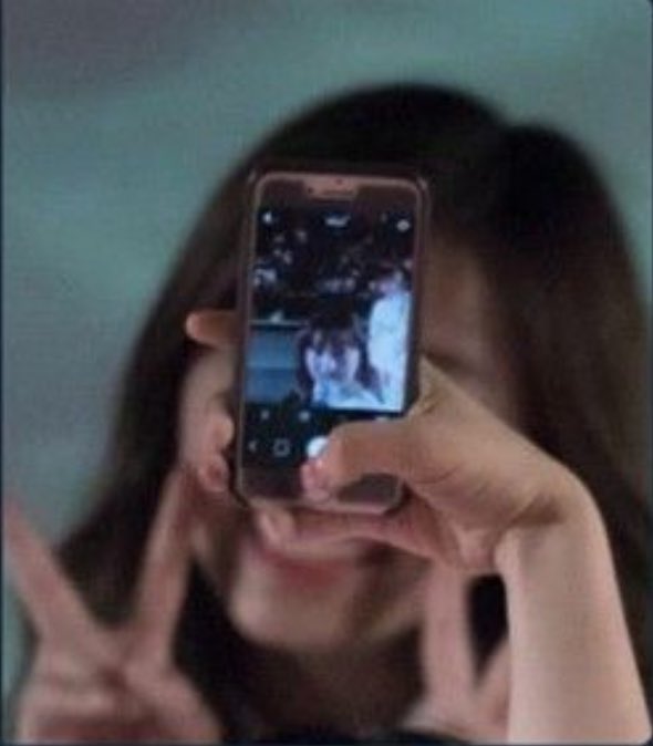 jihyo trolling tzuyu, sana and dahyun by taking her own selfie