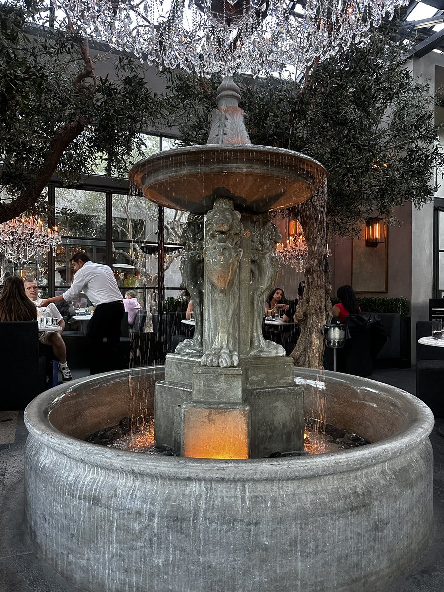 raeNOcharles's tweet image. Dinner in Napa 🥂