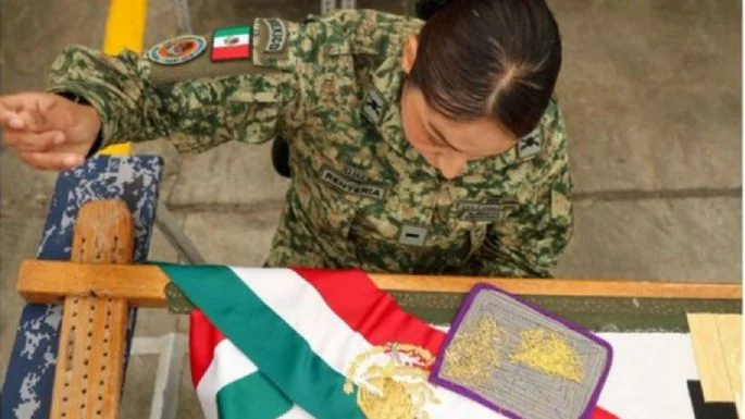 laadelita3's tweet photo. Evangelina  Rentería, Una mujer del Ejército Mexicano es la encargada de preparar el símbolo que usará @Claudiashein  nuestra  presidenta el próximo 1 de octubre. https://t.co/iyKlJ8MEfL