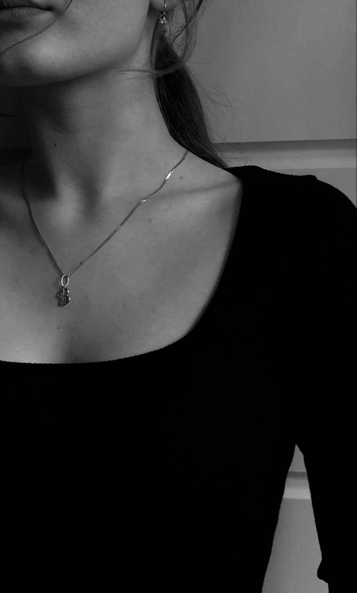 تلازمني كأنك سلسالي...
معقودٌ بقلبي ...لابعنقي...