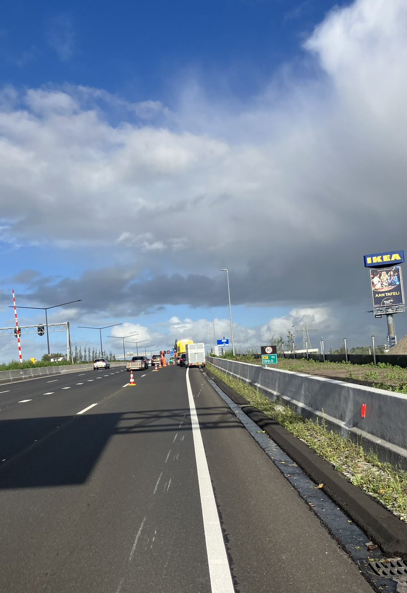 De bestuurder van deze auto 🚘 was met een aanhanger onderweg naar de Zweedse interieurleverancier in #Groningen. Hopelijk gaat het monteren van een stapelbed beter dan het monteren van de trekhaak… De meest rechterrijstrook was tijdelijk dicht ❌ <a href="/RWSverkeersinfo/">Rijkswaterstaat Verkeersinformatie</a>