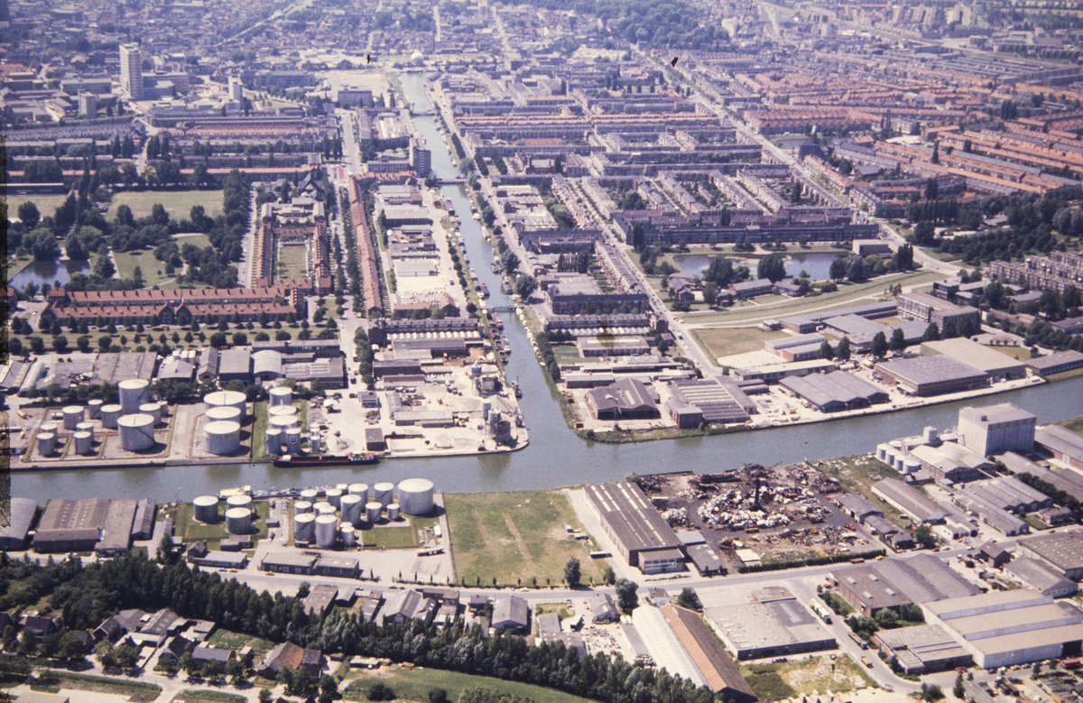 Oosterhamrikkanaal : luchtfoto gezien naar het westen  (jaren zeventig)  #profbuurtoostvantoen